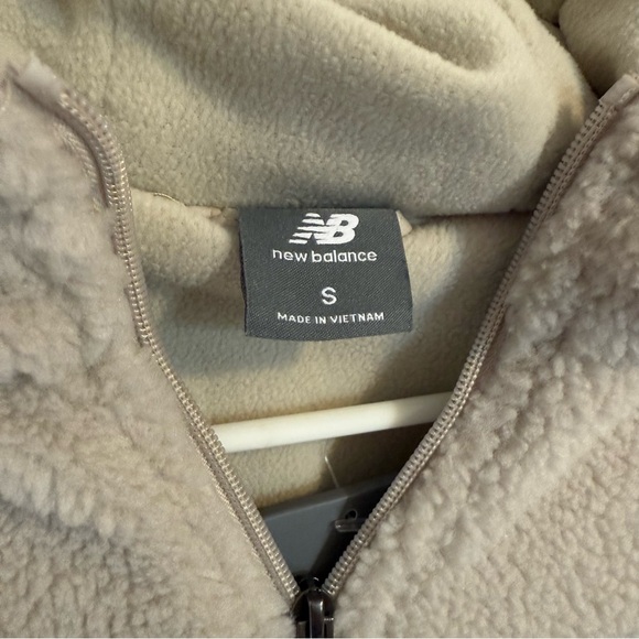 New Balance Women’s Beige Sherpa Fleece Zip-Up Jacket Size Small Teddy Bear - Picture 3 of 7